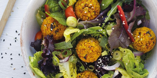 Falafalsalade met magere knoflooksaus