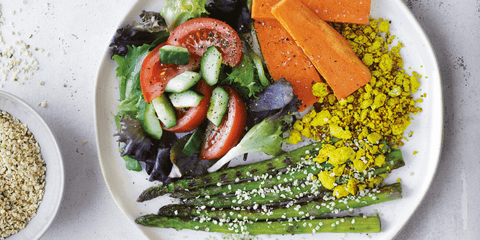 Gegrilde asperges met scrambled tofu en zoete aardappel