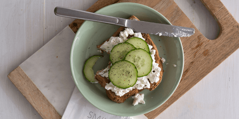 Zuurdesembrood met hüttenkäse