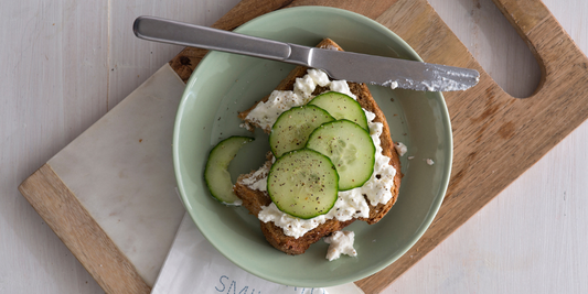 Zuurdesembrood met hüttenkäse