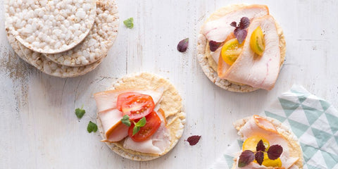 Rijstwafels met kipfilet, hummus en tomaat