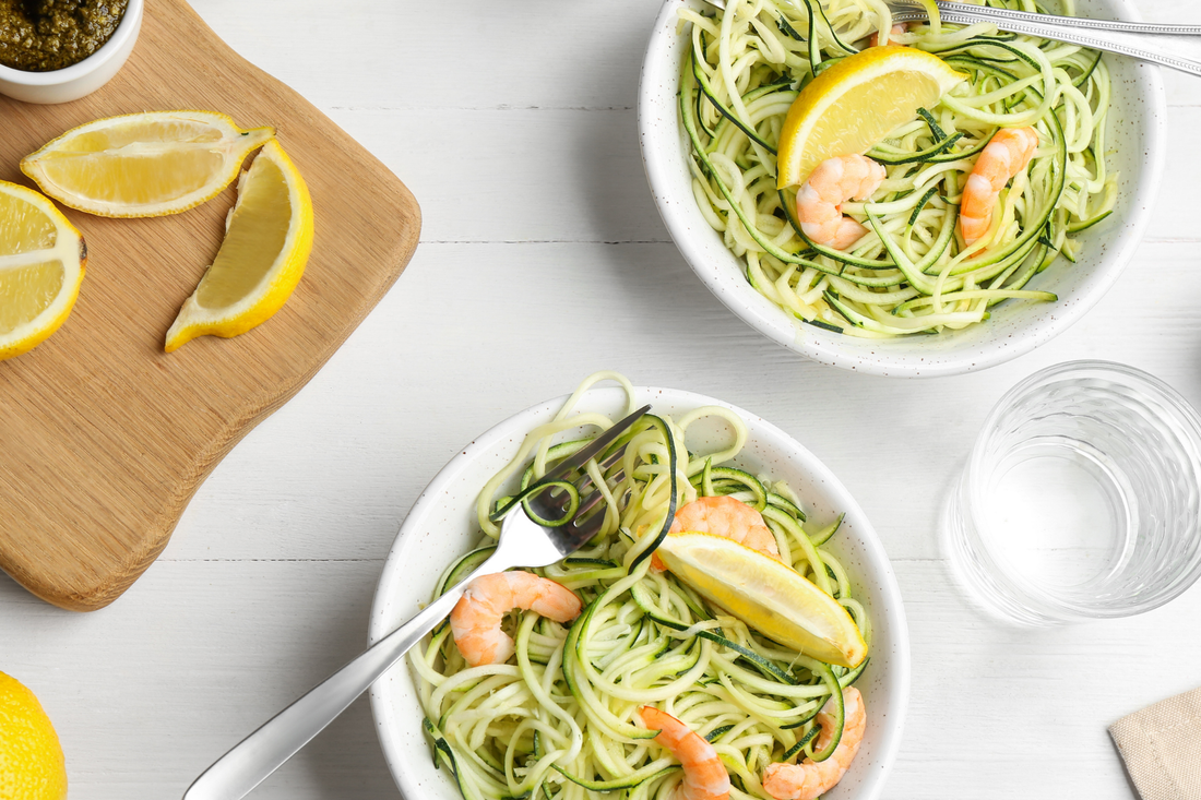 Courgettepasta met pesto en garnalen