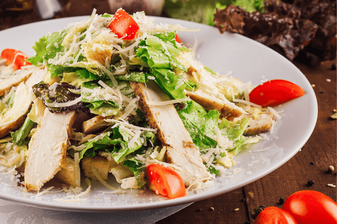 Kipsalade met avocado en kaas