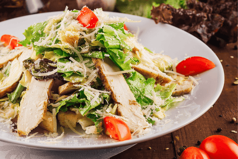 Kipsalade met avocado en kaas