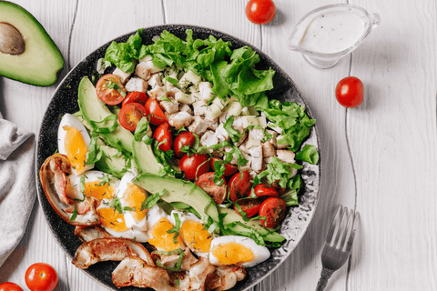 Kipsalade met avocado en spek