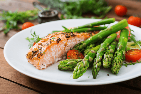 Zalm met asperges en citroen-dillesaus