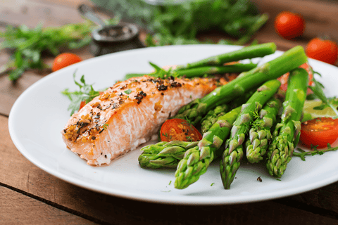 Zalm met asperges en citroen-dillesaus